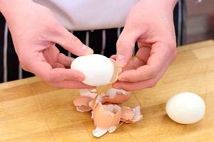 Как быстро очистить яйца от скорлупы? Лайфхак для кухни