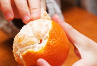 Как быстро почистить мандарин руками и не обрызгаться соком