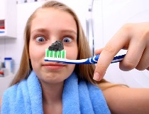 Как отбелить зубы активированным углём в домашних условиях?