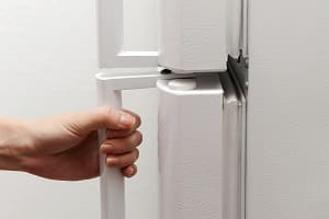 Как проверить плотность прилегания двери холодильника?