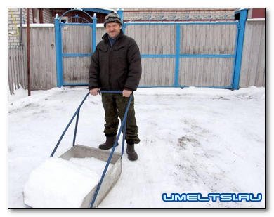 Большая лопата для очистки снега