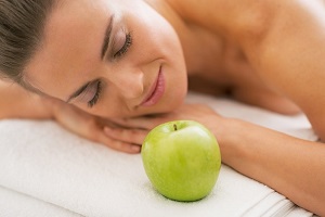 Как делать яблочный массаж от целлюлита в домашних условиях?