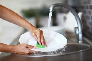 Как привести руки в порядок после мытья посуды?