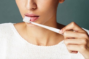 Как сделать губы пухлыми и мягкими в домашних условиях?