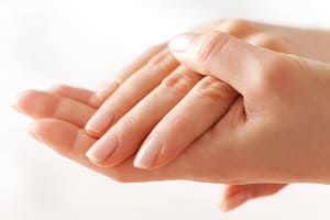 Как сделать увлажняющий крем для сухой кожи рук: рецепт