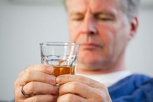 Какой алкоголь понижает давление у человека, а какой повышает?