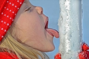 Ребёнок прилип языком к металлу на морозе. Что делать?