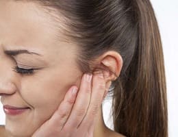 Что делать, если продуло ухо и оно болит? Как лечить?