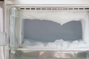 Если в холодильнике намерзает лед в морозилке. Что делать?