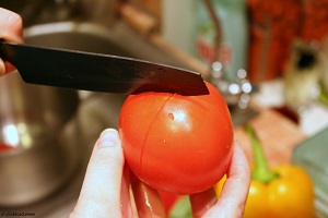 Как быстро и легко очистить помидоры от кожуры в микроволновке?