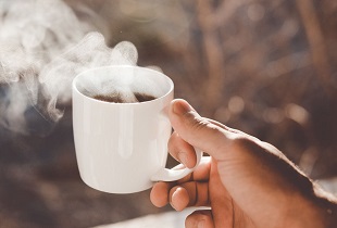 Как быстро остудить горячий чай без льда: простой способ