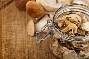 Как быстро высушить грибы без сушилки и духовки дома?