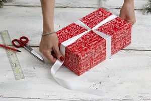 Как красиво упаковать подарок своими руками в подарочную бумагу?
