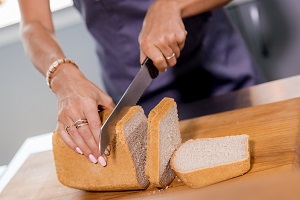 Как можно хранить хлеб в пакете, закрыв его полностью герметично