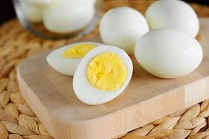 Как нарезать вареные яйца кубиками и не раскрошить желток