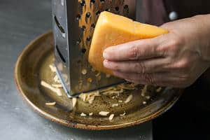 Как натереть плавленый и мягкий сыр на тёрке? Лайфхак для кухни