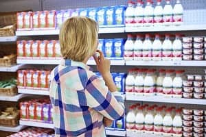 Как не купить просроченное молоко? Хитрая уловка продавцов