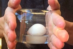 Как очистить вареное яйцо всего за 3 секунды? Видео
