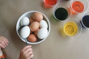 Как покрасить пасхальные яйца в чулках? Пошаговое фото и видео