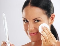 Как правильно снимать макияж с лица и чем это делать? | Полезные советы на все случаи жизни