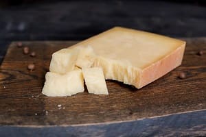Как размягчить засохший сыр быстро и просто: простой трюк