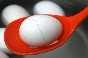 Как варить яйца в кастрюле, чтобы они не треснули? 2 варианта