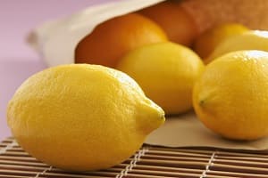 Как выжать сок из лимона вручную быстро и просто? Интересный трюк