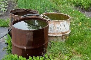 Можно ли поливать огород ржавой водой из бочки?